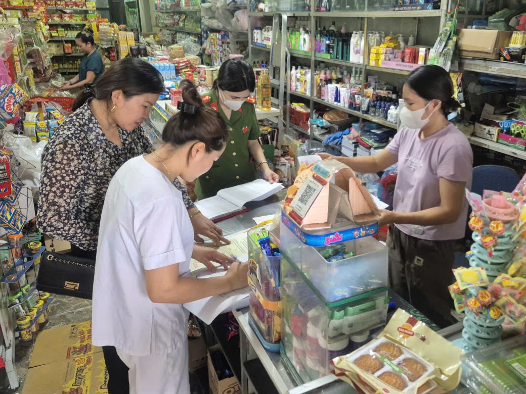 Công an xã Mao Điền phối hợp kiểm tra an toàn thực phẩm dịp Tết Trung thu